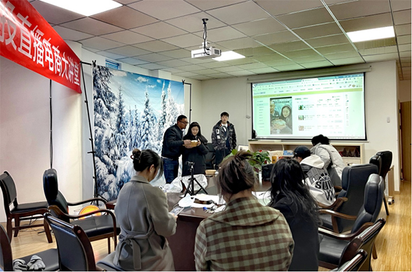 结对共建促发展 乡村振兴齐富裕——四川文投直播电商大讲堂走进阿坝州黑水县_fororder_未标题-1