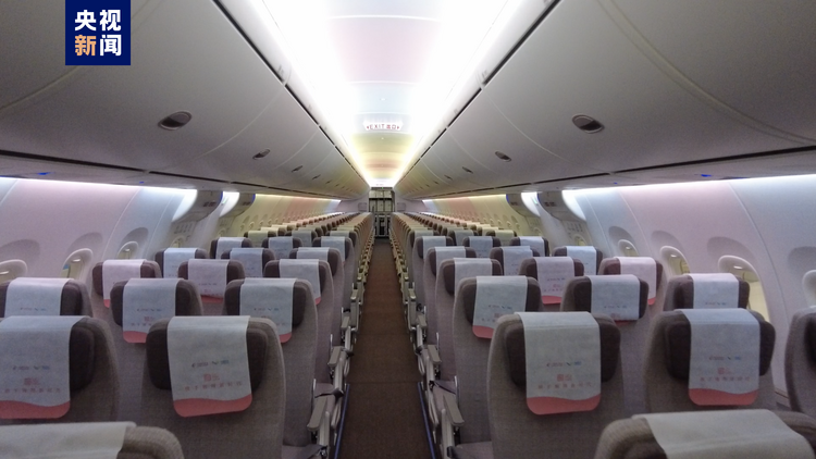全球首架C919正式交付中国东方航空