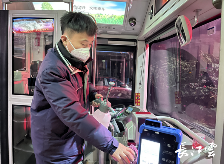 新春走基层|武汉公交90后司机迎接新年第一缕阳光