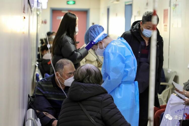 直击总医院急诊科：挺过最难的时候，现在“能看到大厅地面了”……