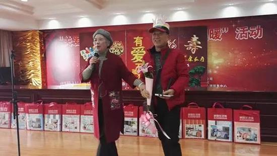 45个老人聚一起吃年夜饭 都失去过唯一的孩子