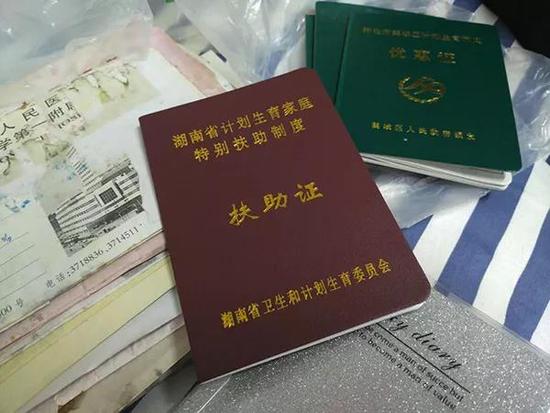45个老人聚一起吃年夜饭 都失去过唯一的孩子