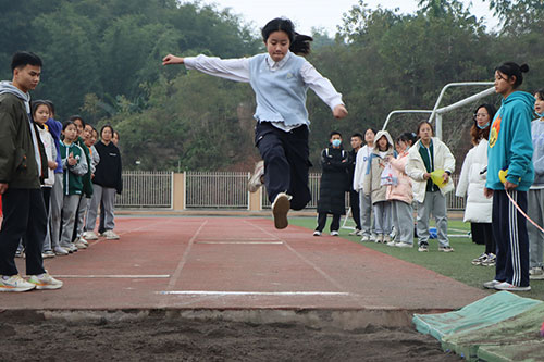 宜宾长宁：阳光体育 花开满园_fororder_跳远比赛现场--供图-长宁县委宣传部