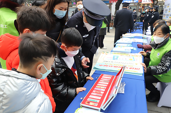 图集｜你的平安 我的节日——庆祝第三个中国人民警察节_fororder_民警向参观群众和青少年宣讲防金融诈骗知识--