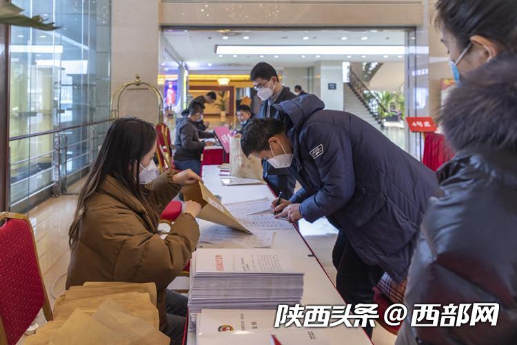 出席陕西省政协十三届一次会议的政协委员陆续报到