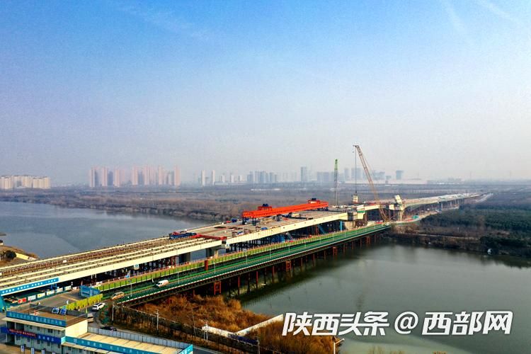 咸阳渭河大桥项目桥梁合龙
