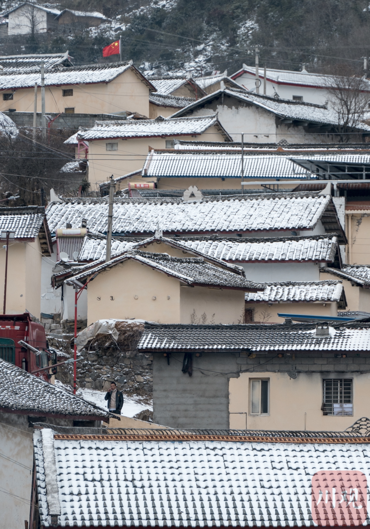 （转载）凉山小相岭迎降雪 满眼北国风光