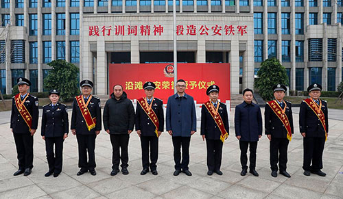 自贡市沿滩区委书记刘军看望慰问一线公安民警_fororder_1慰问现场