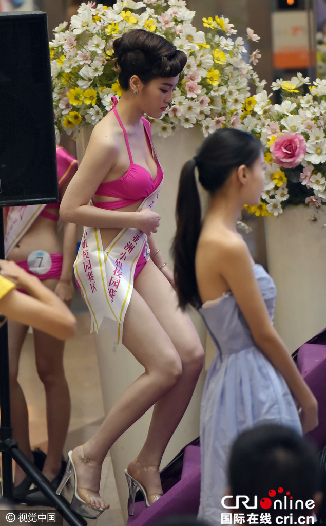 穿粉比基尼美腿诱人