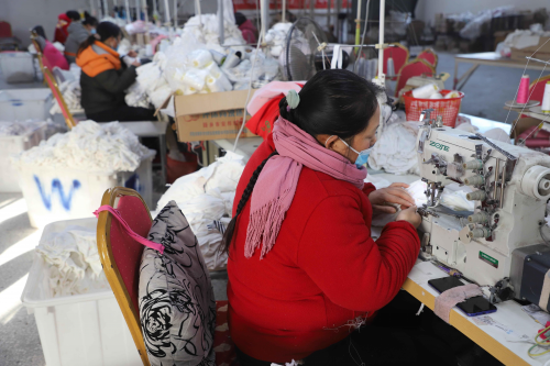 河南封丘：帮扶车间建到家 陪读妈妈乐开花