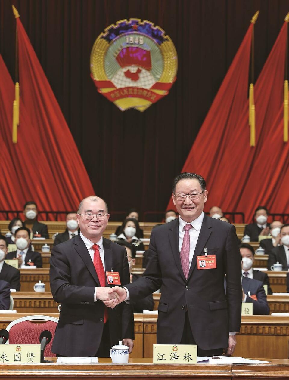 凝聚共识促发展 同心同德谱新篇_fororder_省政协十三届一次会议选举朱国贤为政协吉林省第十三届委员会主席，政协吉林省第十二届委员会主席江泽林同朱国贤热烈握手，表示祝贺。