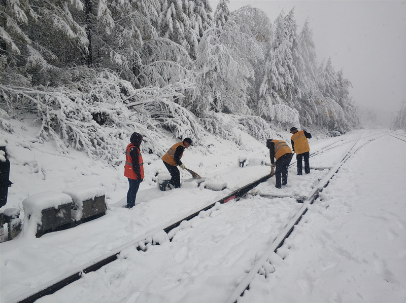 【黑龙江】【供稿】齐齐哈尔电务段以雪为令 全面保障通讯信号与行车安全