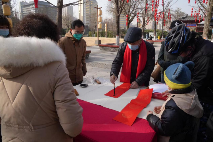 年味渐浓 西安城墙迎新春送春联_fororder_图片2