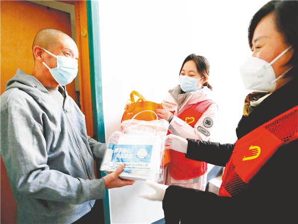湖北省开展“敲门行动” 为205万困难群众发放防疫“健康爱心包”_fororder_01