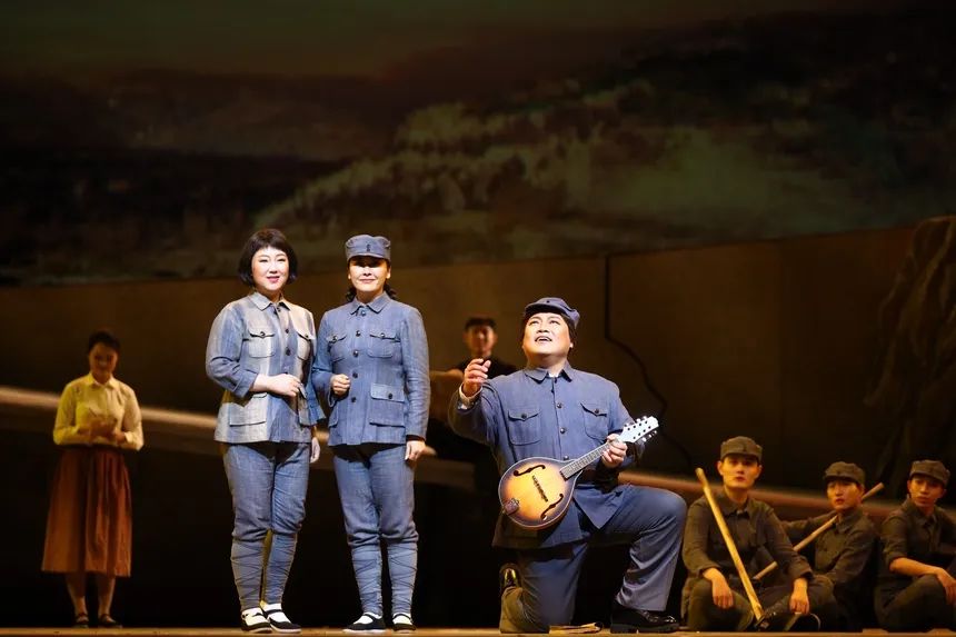 延边大学原创民族歌舞剧《郑律成》在中央歌剧院剧场首演_fororder_2
