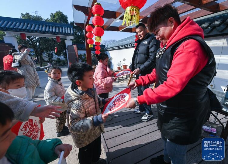 巧手剪纸迎兔年