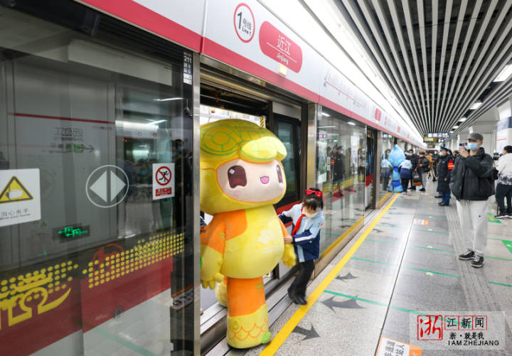 杭州：亚运吉祥物搭地铁_fororder_1674025385297_63c799a9159bb80b99568939