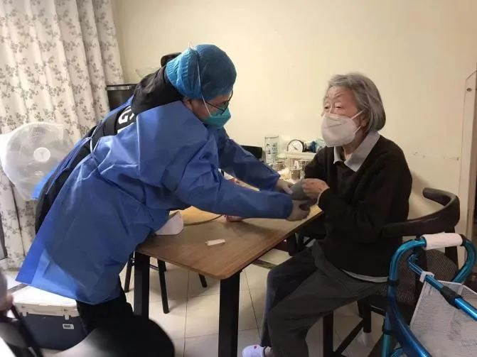 西安航天基地：开展上门送医送药“保健康、防重症”服务 全力保障群众身体健康_fororder_图片1