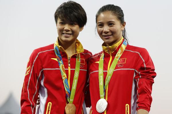 施廷懋女子三米板夺冠 何姿被求婚“抢头条”