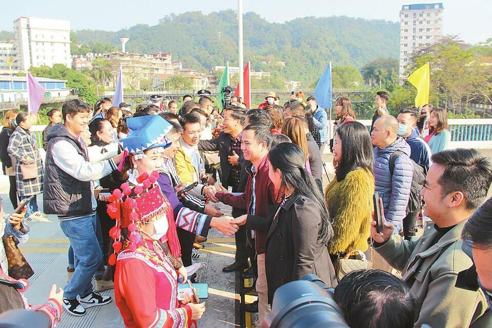 云南红河举行2023年中越跨国春节联欢晚会_fororder_34ab