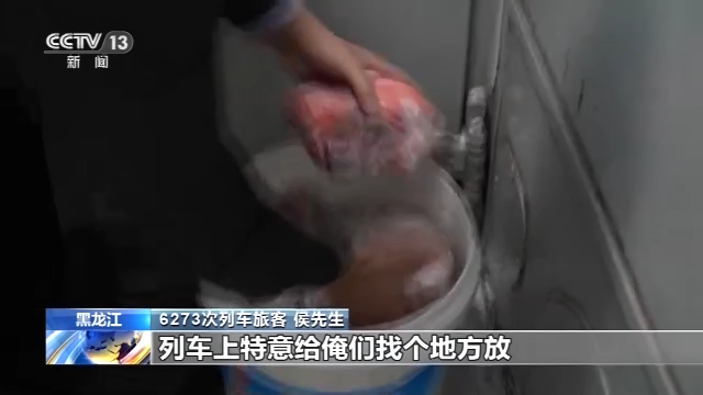 车外天寒地冻 车内温暖如春 “慢火车”里年味浓