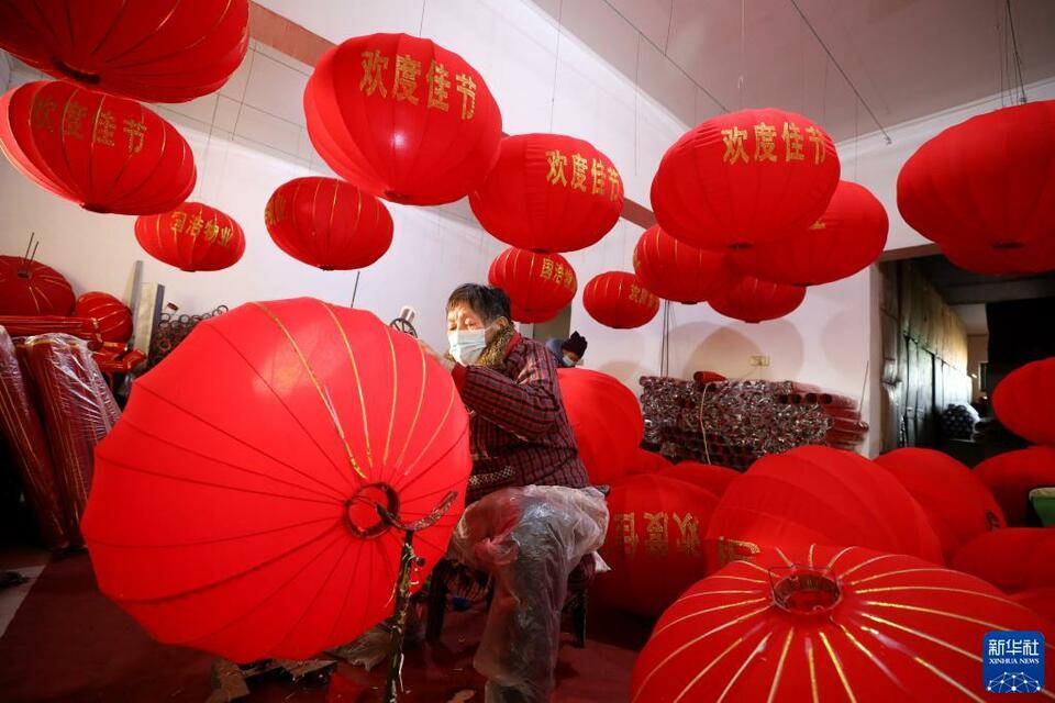 河南焦作：赶制灯笼迎新年