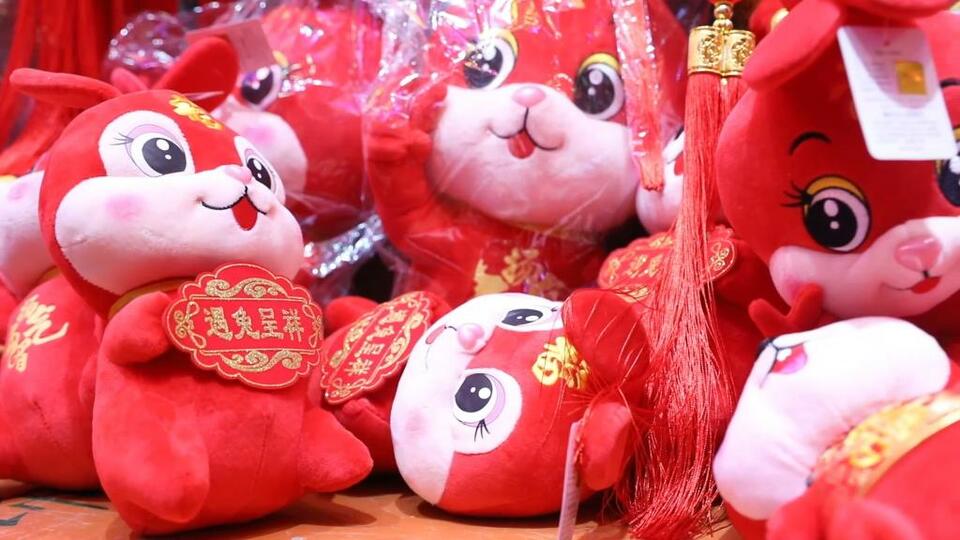 新华全媒+｜消费回暖 年味渐浓——武汉年货市场见闻_fororder_02