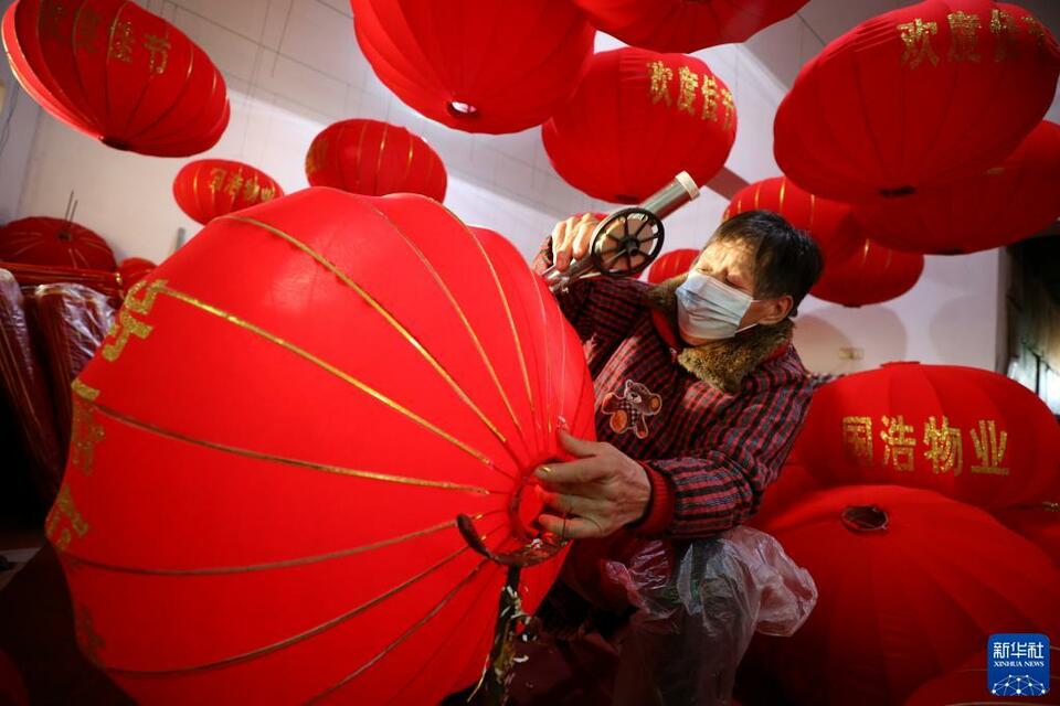河南焦作：赶制灯笼迎新年
