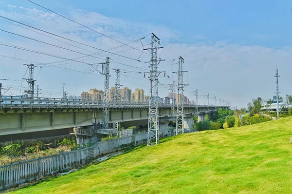 成都市城管委：改善成都铁路沿线环境品质 打造公园城市靓丽窗口_fororder_成华区高铁公园二期-供图-成都市城市管理委员会