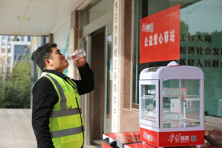 薛城区街头建起16座学习强国公益爱心驿站