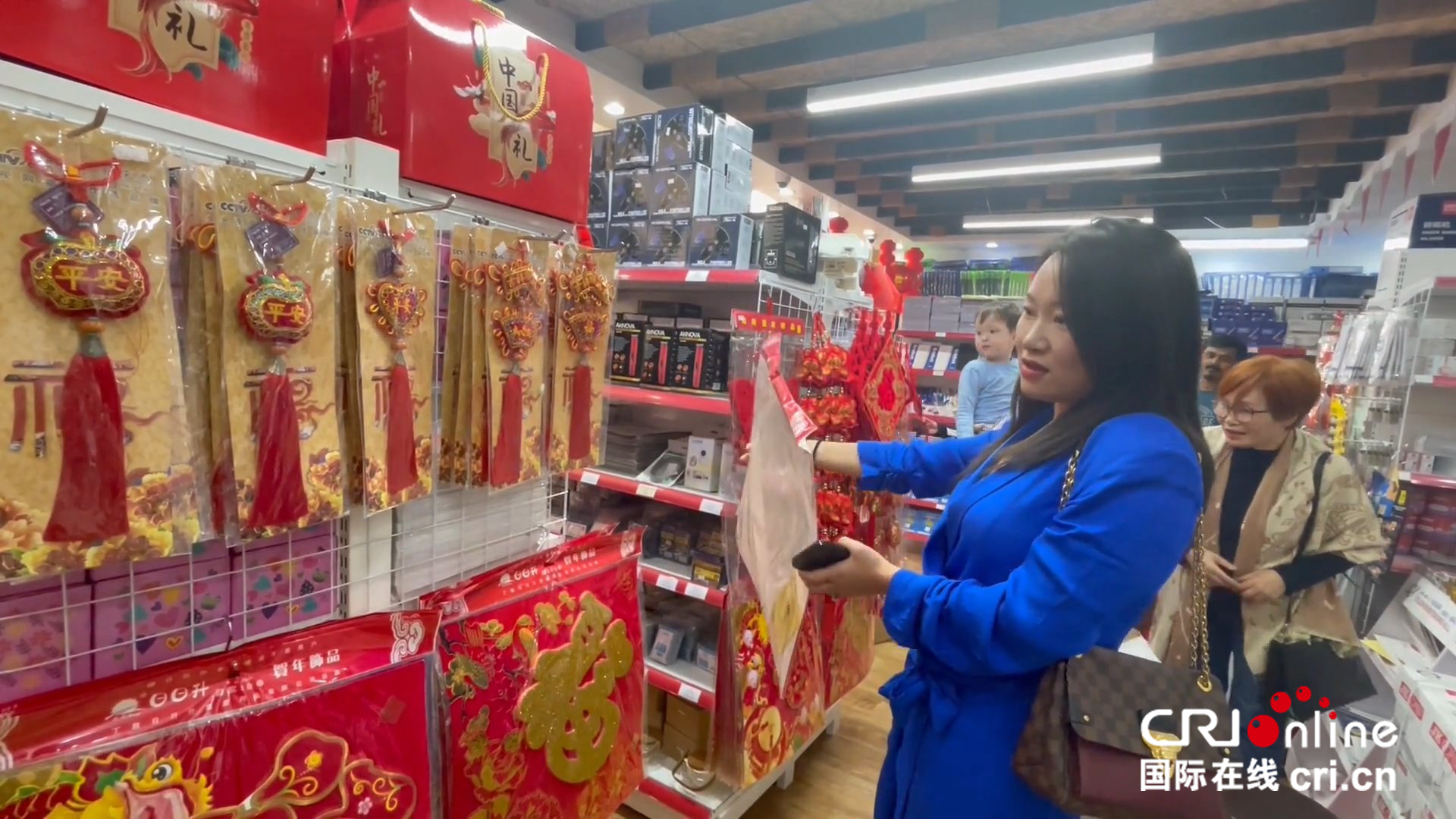 卡塔尔跨国家庭过春节 满满仪式感 浓浓中国味_fororder_胡洋和家人购买春联和福字
