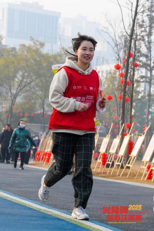 与冠军同行，奔向新的一年 大年初一首届兴隆湖新春环湖跑鸣枪起跑_fororder_2