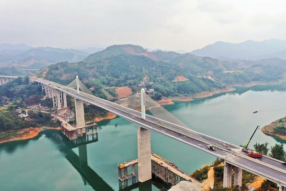 曲靖罗平至八大河高速公路建成通车_fororder_1be