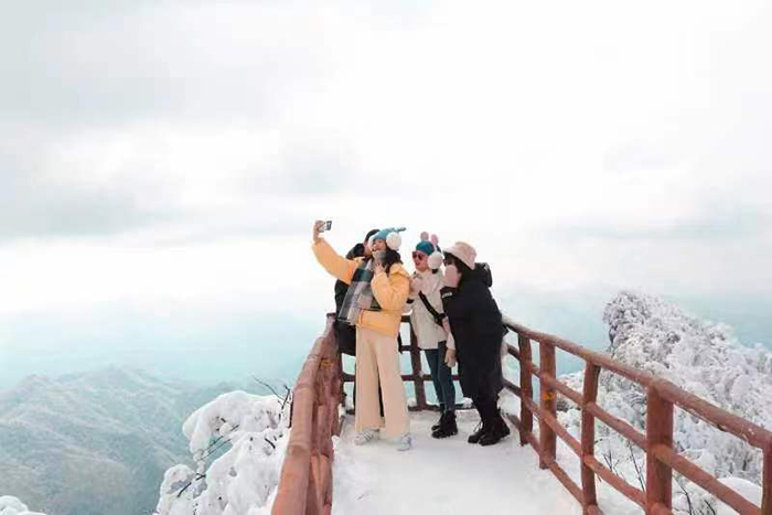 第八届四川光雾山国际冰雪节拉开序幕_fororder_游客雪地拍照留影