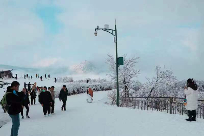 第八届四川光雾山国际冰雪节拉开序幕_fororder_游客赏雪景