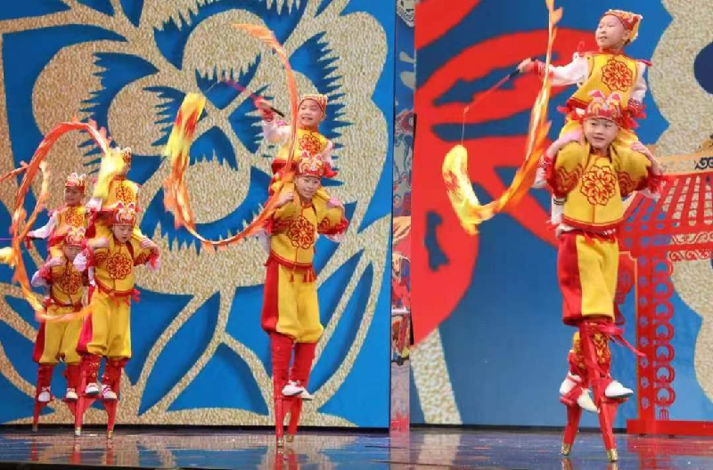Дети из города Яньтай на ходулях на новогоднем гала-концерте_fororder_图片4