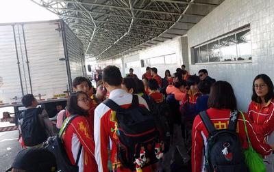 帅哥围绕！孙杨晒照启程归国与傅园慧有说有笑