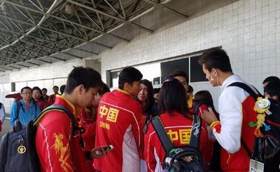 帅哥围绕！孙杨晒照启程归国与傅园慧有说有笑