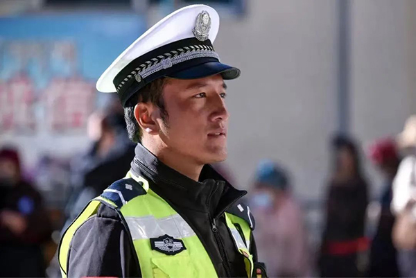高原上的“冰墩墩”英勇救人感动大家_fororder_辅警拉巴-供图-甘孜州公安局