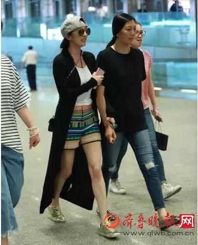 都说机场照只服杨幂 但这个坏习惯却意外的毁了她