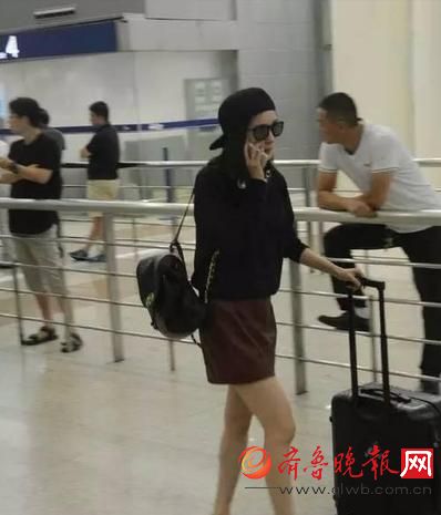 都说机场照只服杨幂 但这个坏习惯却意外的毁了她