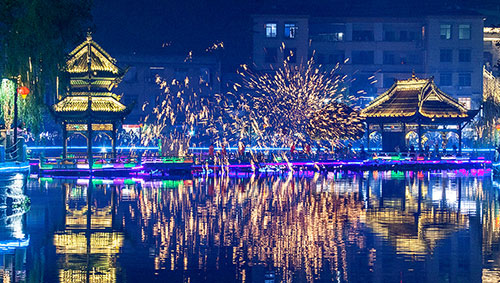文明之风浸润才子之乡 自贡市富顺县聚力同心共创全国文明城市_fororder_2富顺县西湖景区夜景（非物质文化“打铁花”）（供图-富顺县委宣传部）
