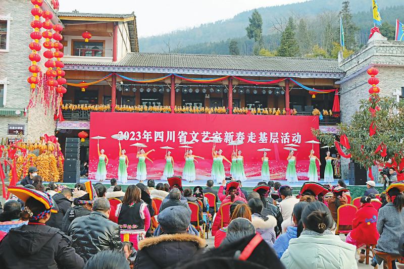 （转载）欢笑满羌寨 文艺家送“餐”到乡村