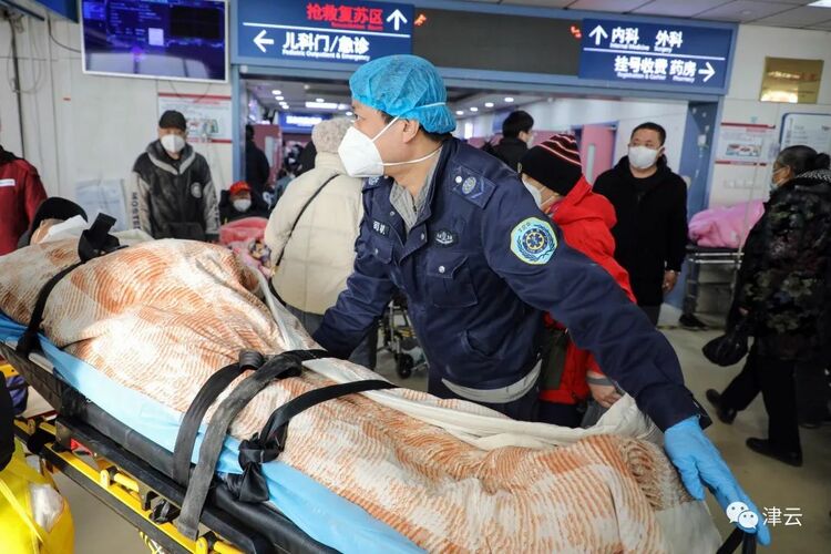 直击总医院急诊科：挺过最难的时候，现在“能看到大厅地面了”……