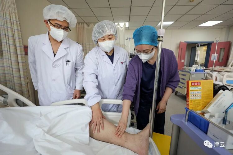 直击总医院急诊科：挺过最难的时候，现在“能看到大厅地面了”……