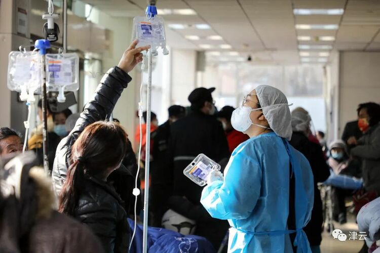直击总医院急诊科：挺过最难的时候，现在“能看到大厅地面了”……