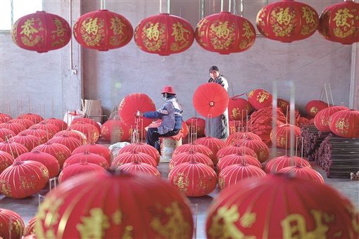 赶制灯笼迎新年_fororder_灯笼