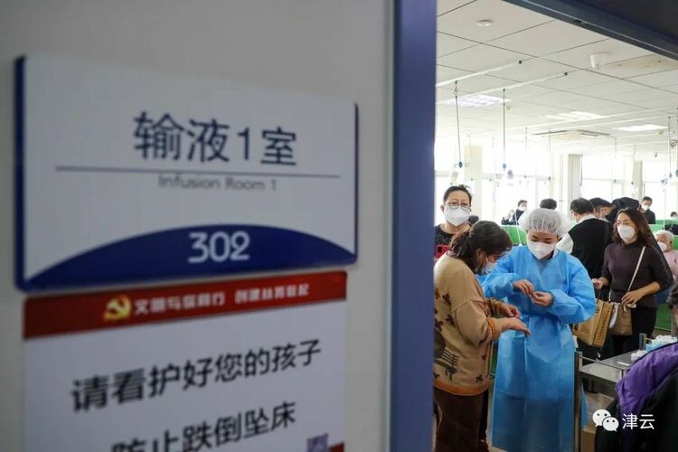 直击总医院急诊科：挺过最难的时候，现在“能看到大厅地面了”……
