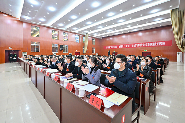 政协自贡市大安区第十届委员会第二次会议闭幕_fororder_5与会委员鼓掌通过相关决议（摄影-廖志全）