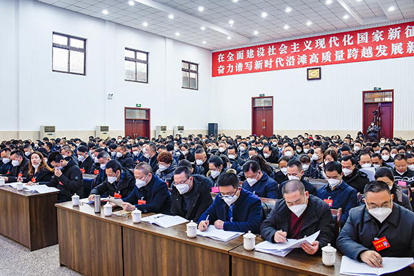 自贡市沿滩区第十九届人民代表大会第二次会议开幕_fororder_4与会代表认真听取报告